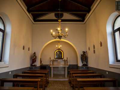 Entriamo. In un attimo ci ritroviamo in un piccolo ma suggestivo ambiente a navata unica illuminato da due lampadari da soffitto e quattro candelabri